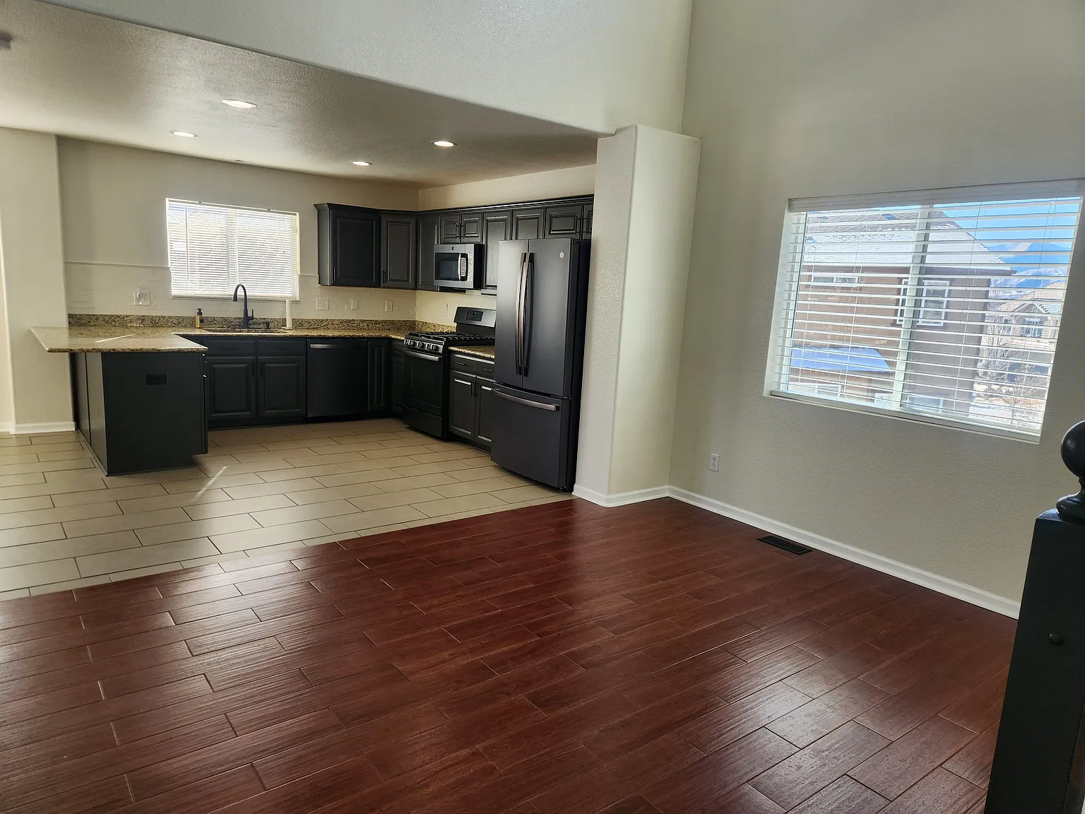 2 bed, 2.5 bath, 1383 sqft, $2,200 — Photo 3