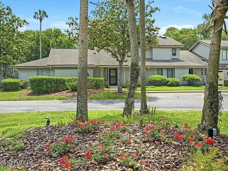 64 Players Club Villas Rd — Photo 1