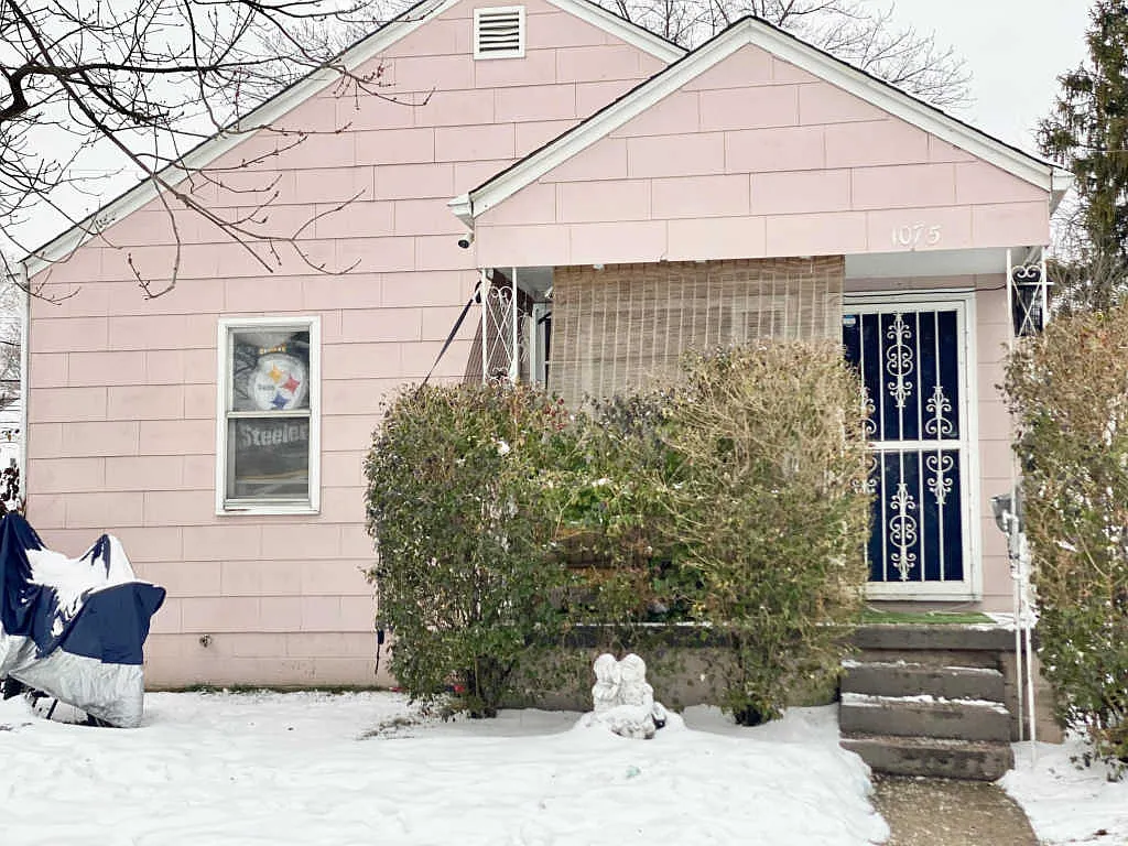 1075 Seymour Ave photo 1