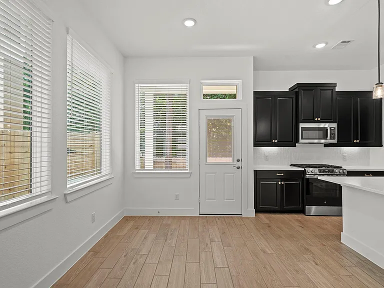 527 Park Hill Ct — Photo 4