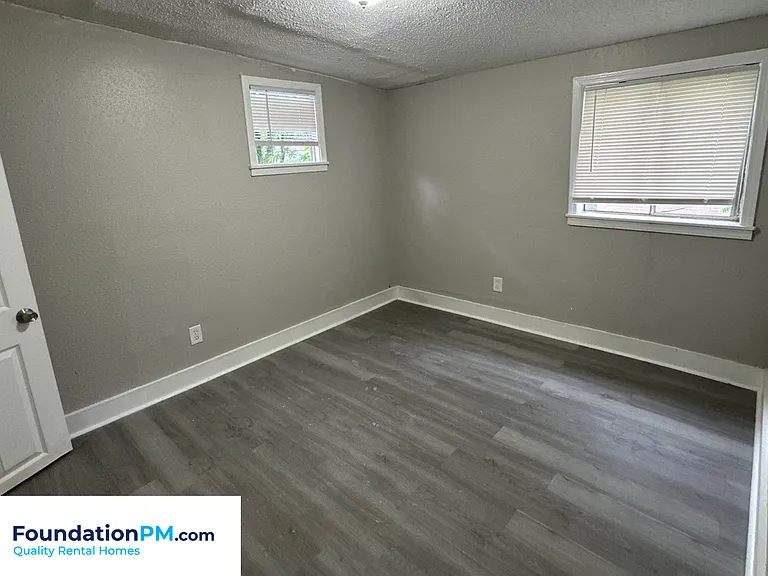 790 S Pkwy E — Photo 18