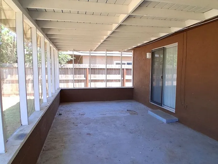1419 N Winery Ave — Photo 6