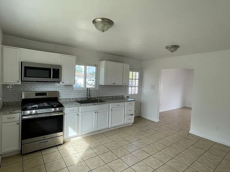 404 Lime Ave — Photo 3