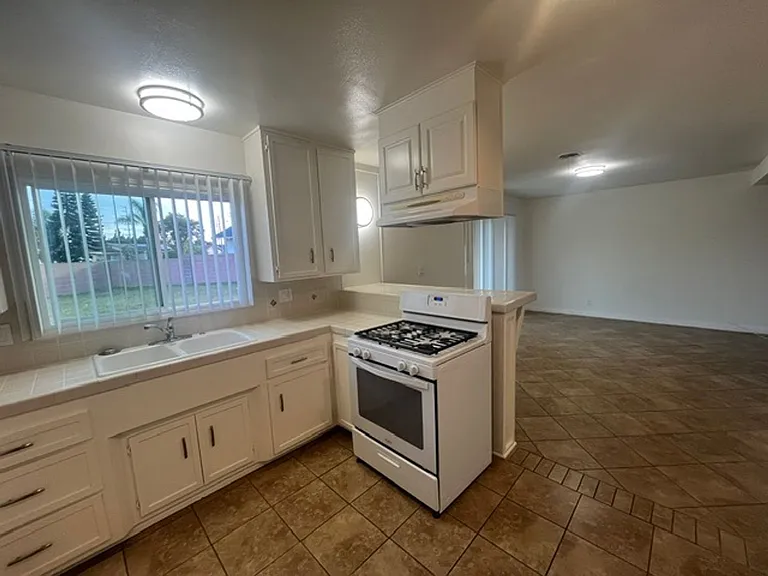 6581 Bestel Ave — Photo 8