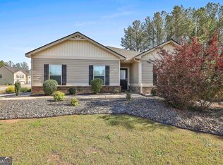 130 S Meadows Ridge Dr, Grantville, GA 30220