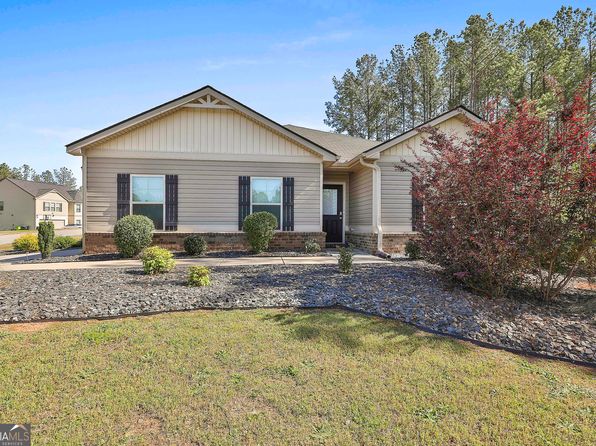 130 S Meadows Ridge Dr, Grantville, GA 30220