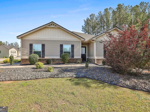 130 S Meadows Ridge Dr, Grantville, GA 30220