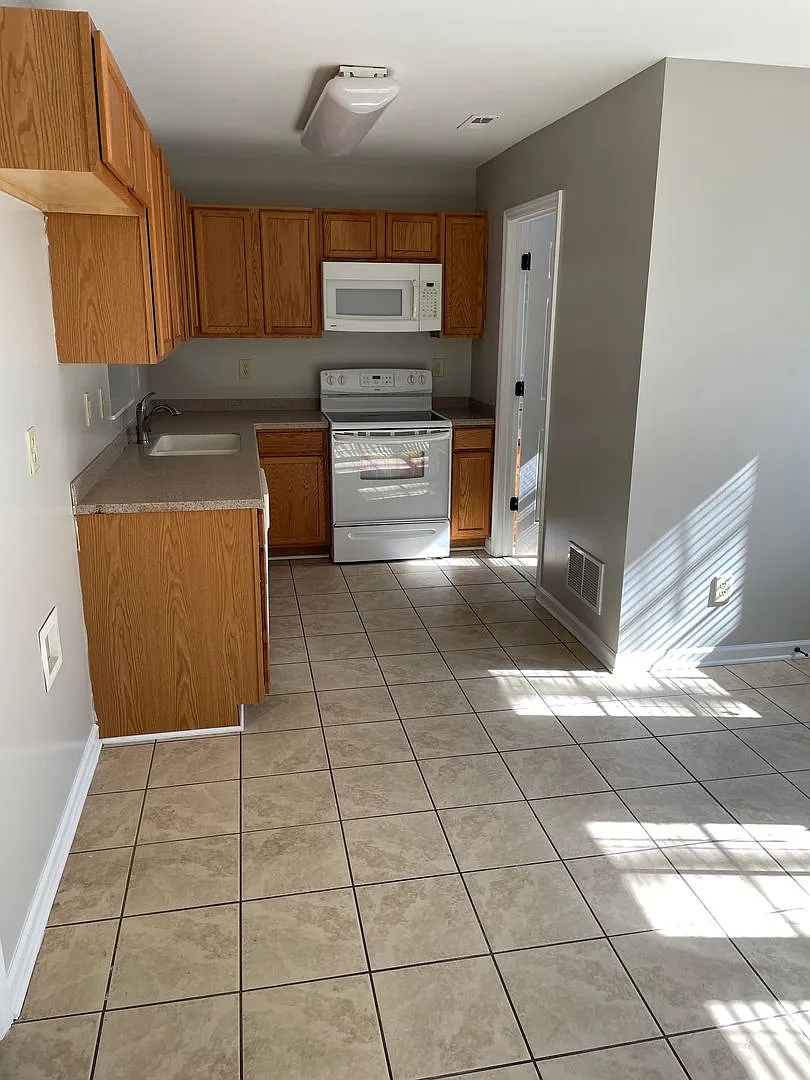 140 Heather Court — Photo 3