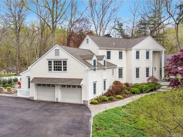 266 W Haviland Ln, Stamford, CT 06903