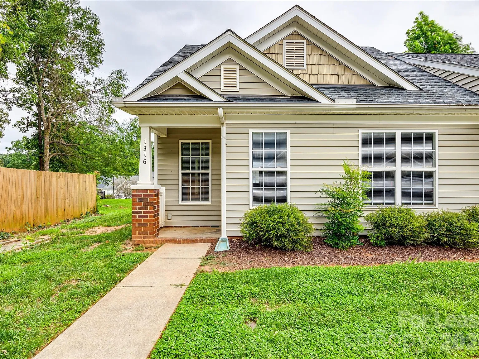 3 bed, 2.0 bath, 1150 sqft, $1,700 — Photo 1