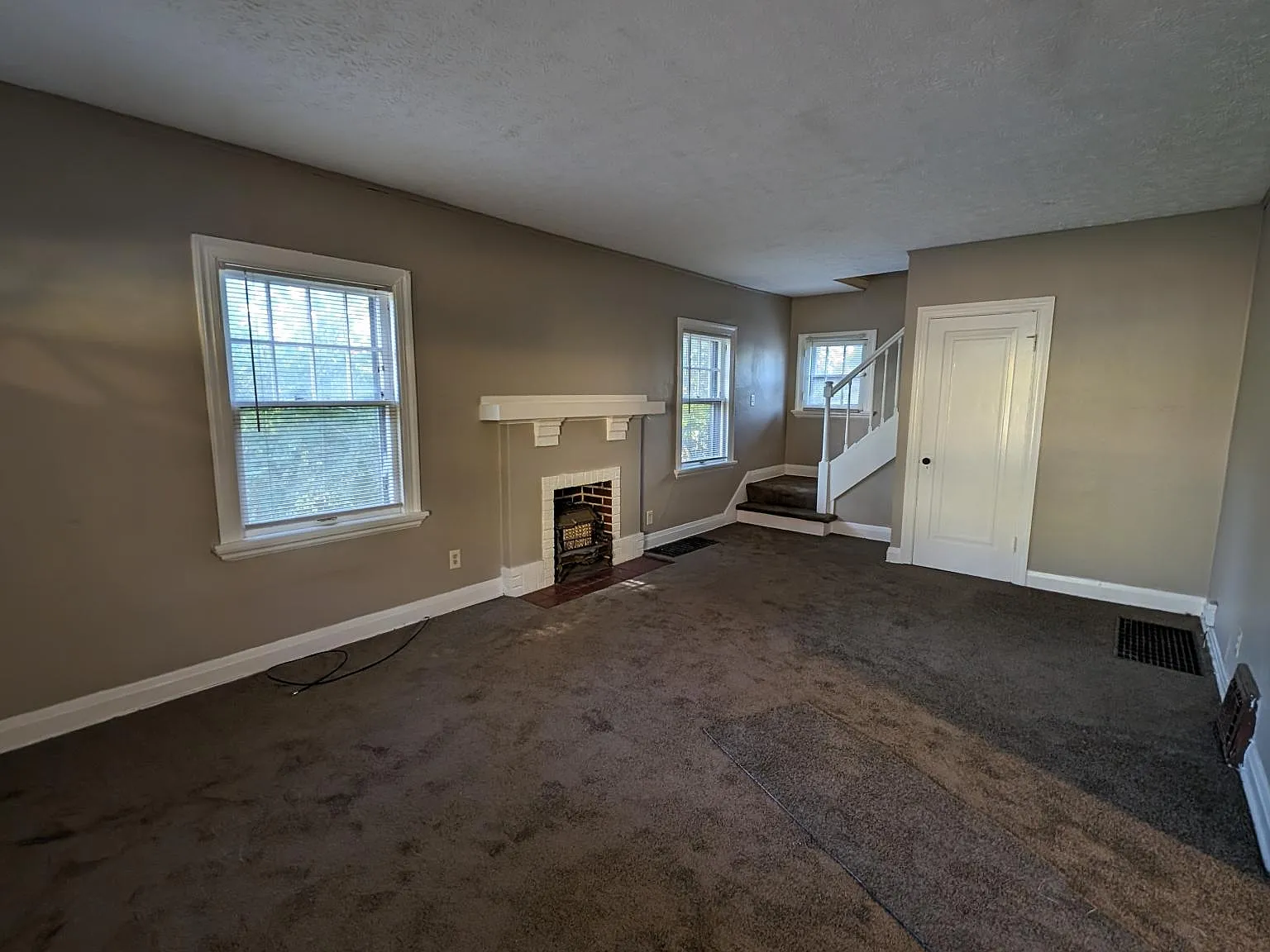 3 bed, 1200 sqft, $1,025 — Photo 3