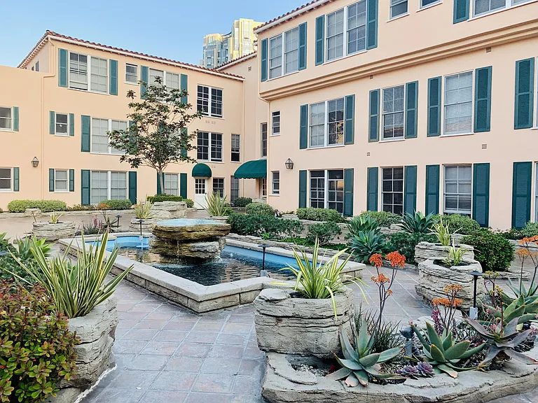 Lindbrook Manor Apartments Courtyard