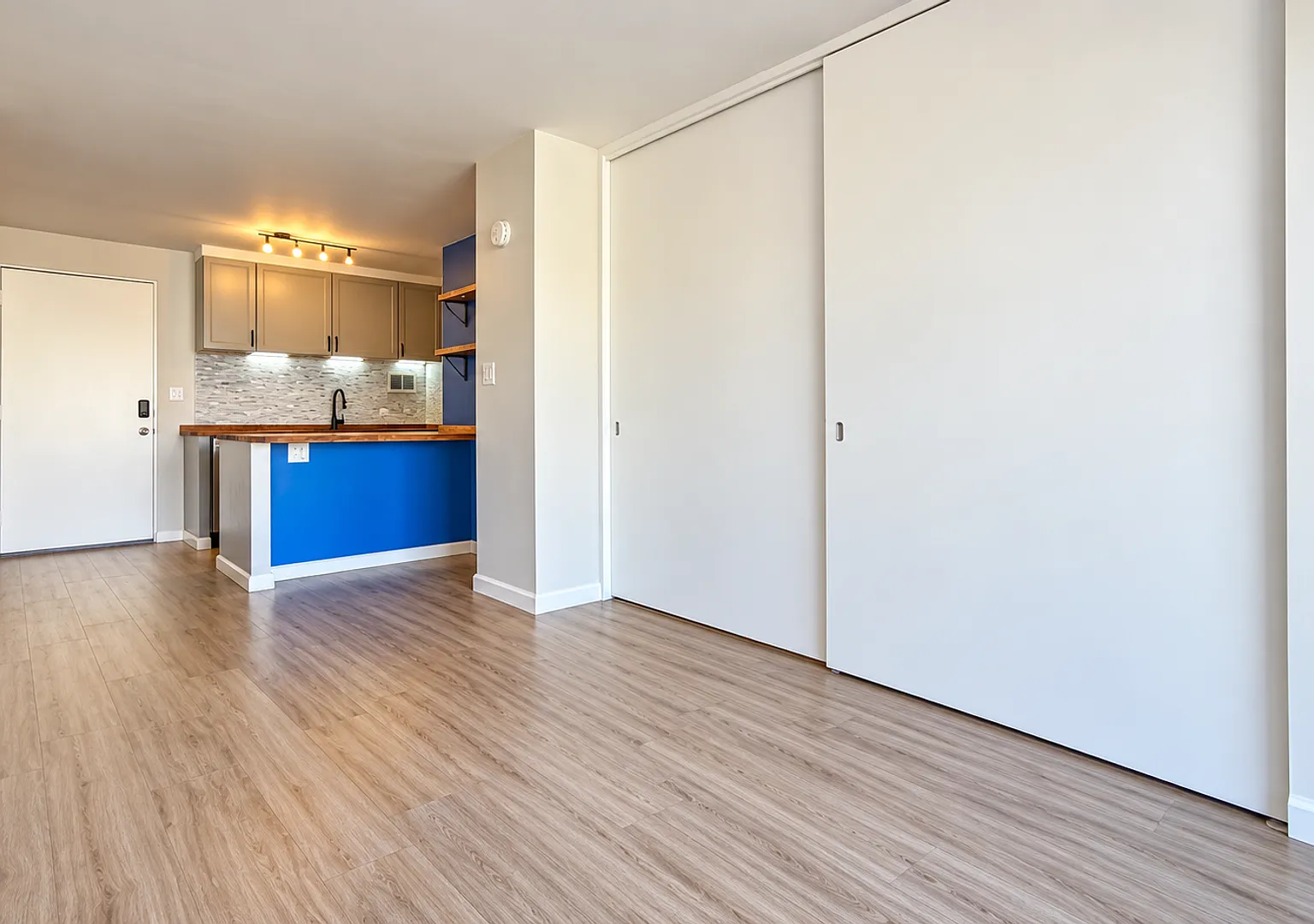 Renovated Village Maluhia in Makiki! 1-Bedroom with Secured Parking, Washer/Dryer & Resort-Style ... — Photo 4