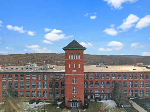 1 Tupperware Dr Unit 221, North Smithfield, RI 02896