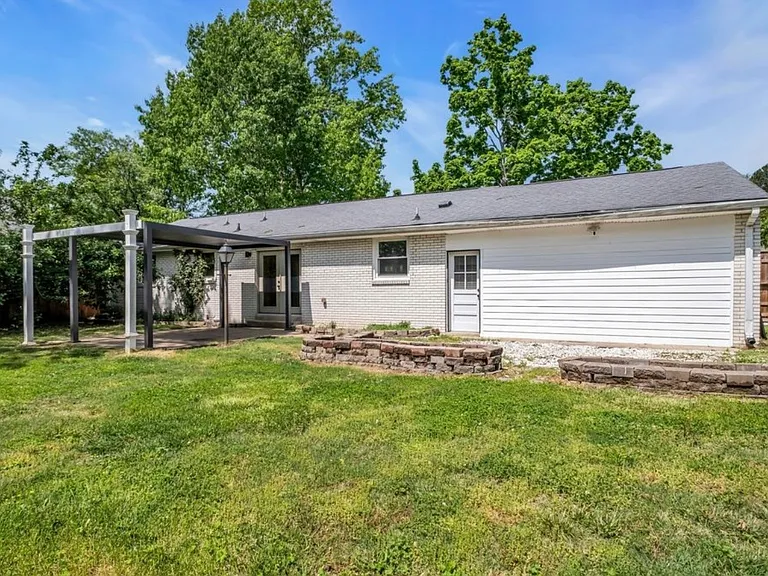 138 Carriage Dr — Photo 23