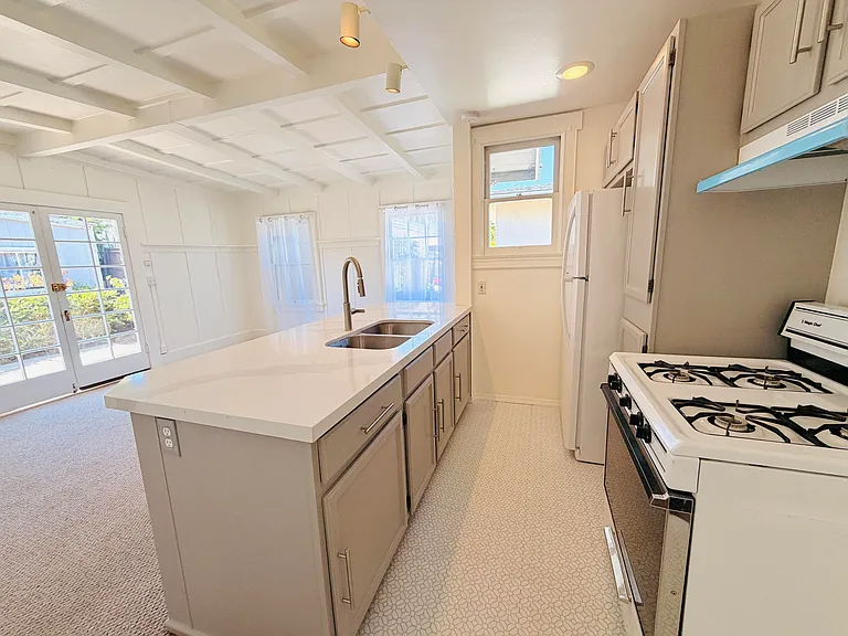 21 E Arrellaga St #B — Photo 2