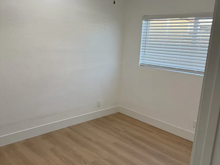 1051 Thunderbolt Ave — Photo 11