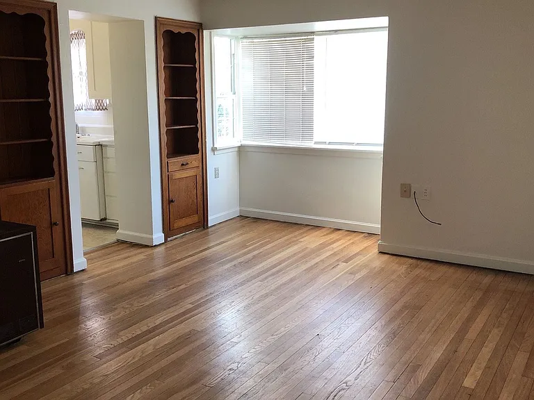309 NW Cleveland St — Photo 4