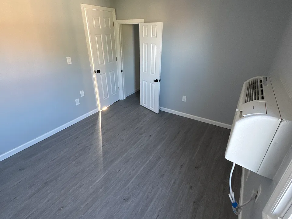 BDRM W/ BIG CLOSET.