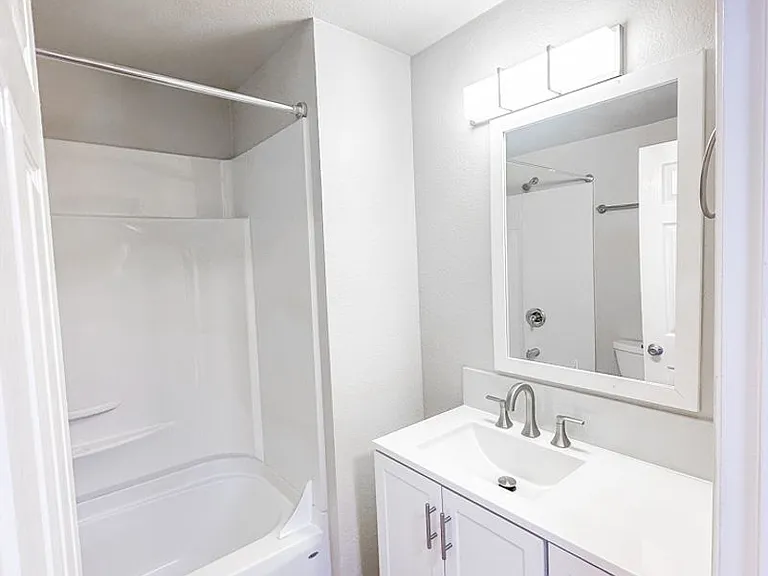 Catalina Apartments — Photo 13
