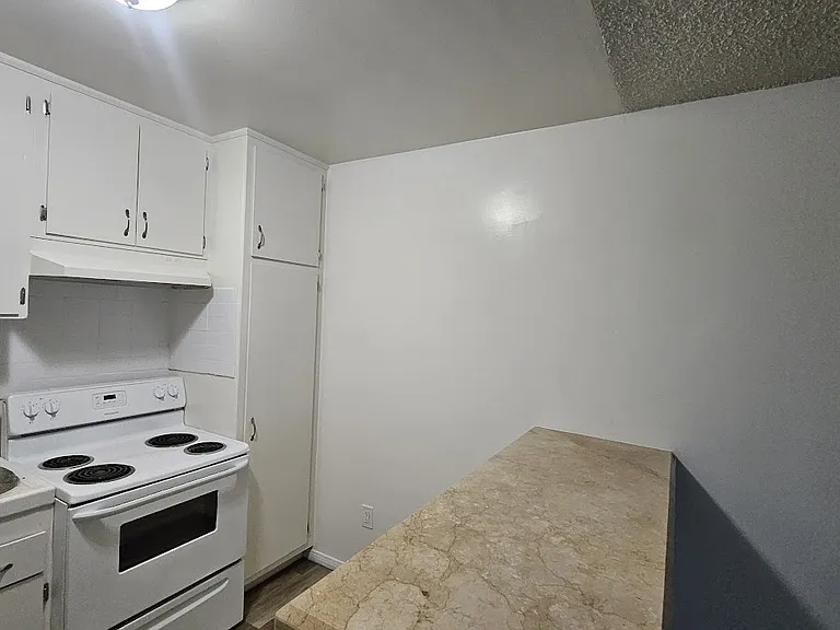 11032 Moorpark St #A15 — Photo 2