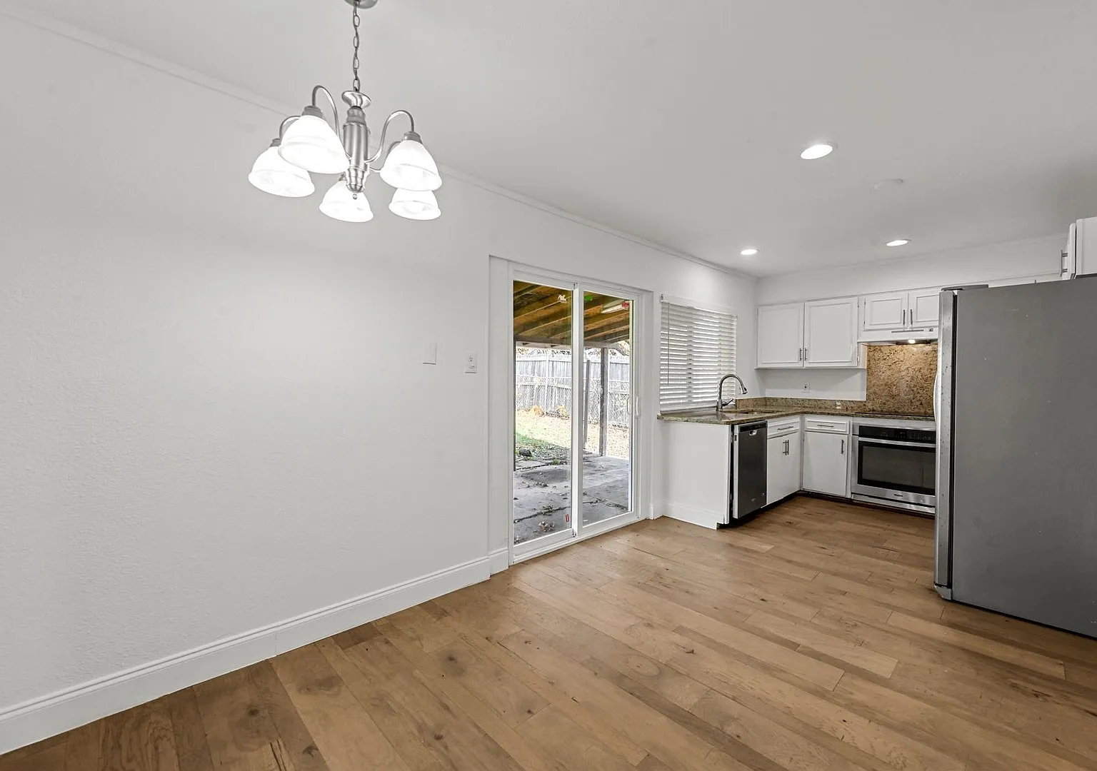 Charming 4-bedroom, 2-bathroom home in Carrollton, TX — Photo 4