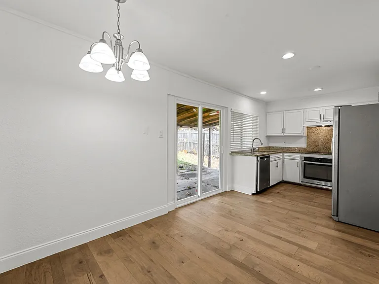 2029 Greenwood Rd — Photo 4