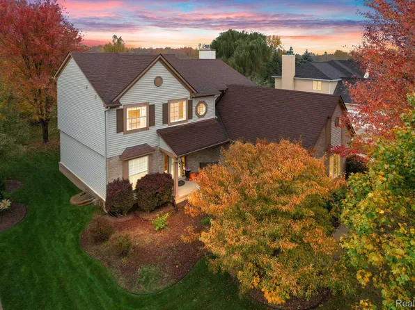7933 Turnberry Dr, Whitmore Lake, MI 48189