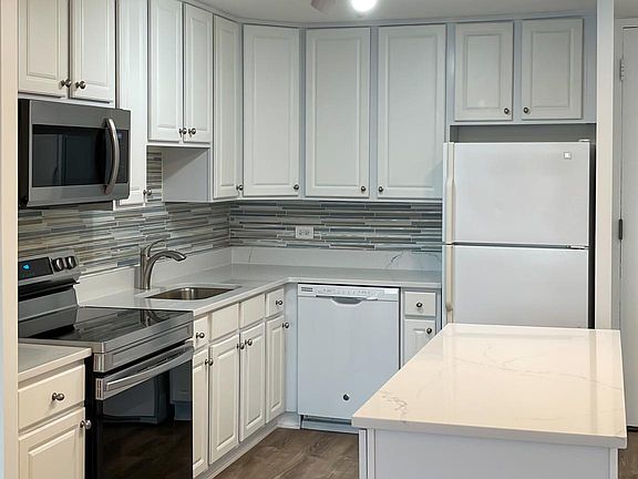 4th image of 1660 N La Salle St #405