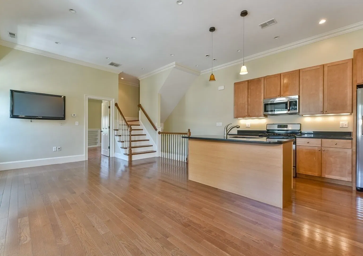 2 bed, 875 sqft, $3,000 — Photo 1