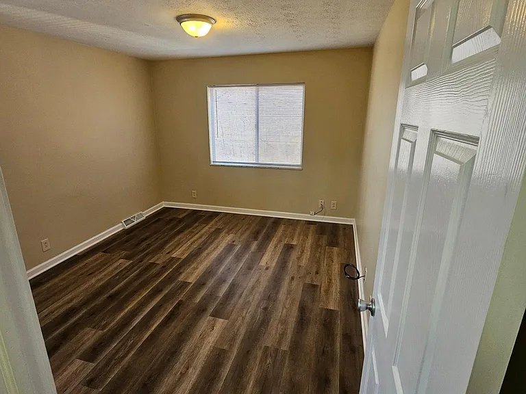 1086 Tonawanda Ave #1086 — Photo 4