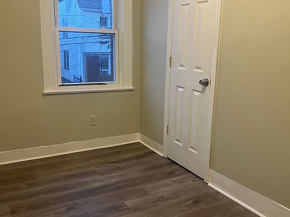 5th image of 7 Robert Pl Floor 2