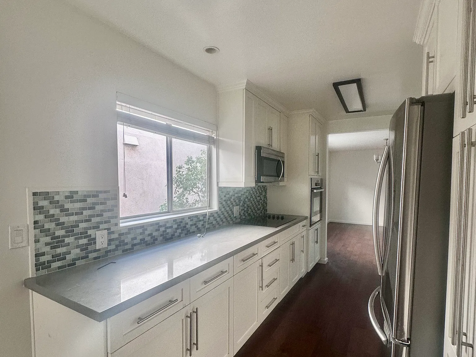 150 N Clark Dr — Photo 4