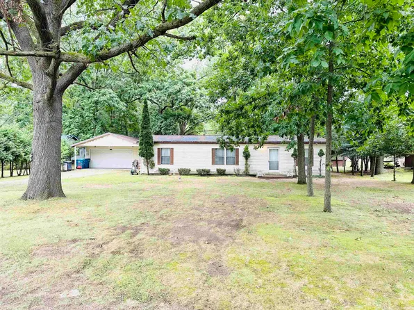 7964 N Edgewater Dr, Walkerton, IN 46574