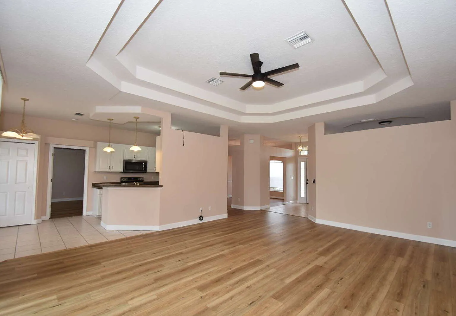 3 bed, 2.0 bath, 1982 sqft, $2,150 — Photo 3