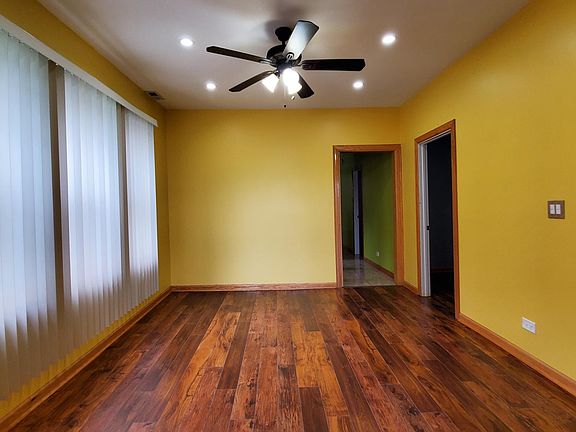 Comedor; 3 ventanas, persianas verticales, iluminaci_n LED y ventilador, m_ltiples enchufes y suelo laminado de Rosewood raspado a mano.