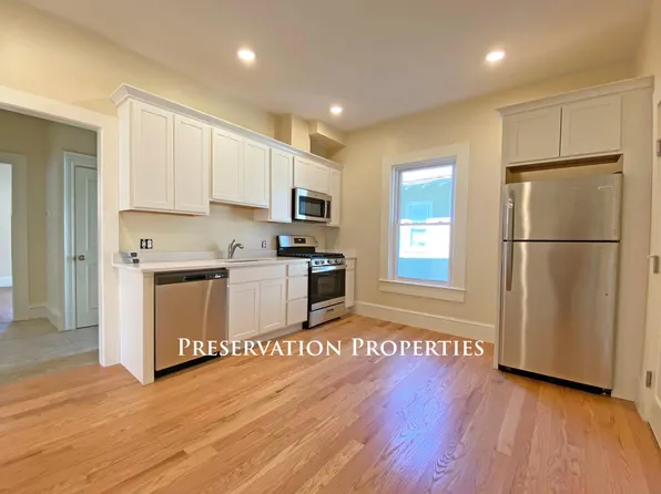 10 Peabody St APT 1, Newton, MA 02458