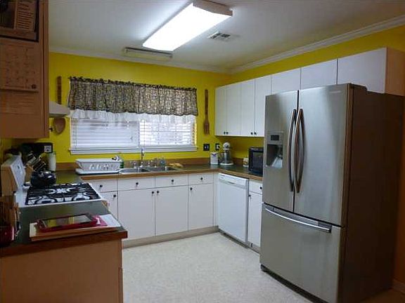 3rd image of 213 Kelso Dr