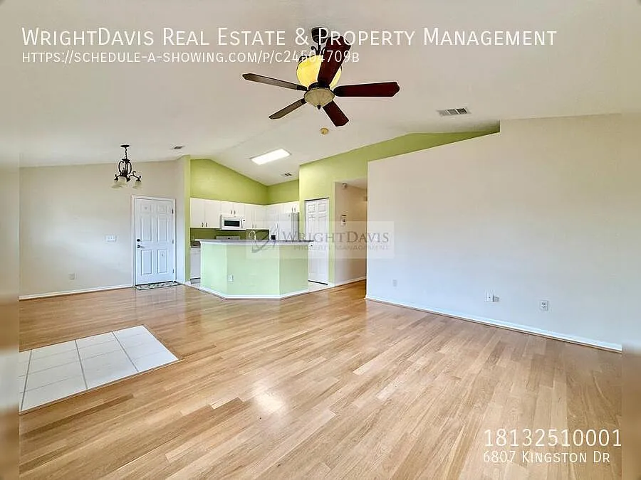 Inviting 3/2 Clair-Mel Home — Photo 4