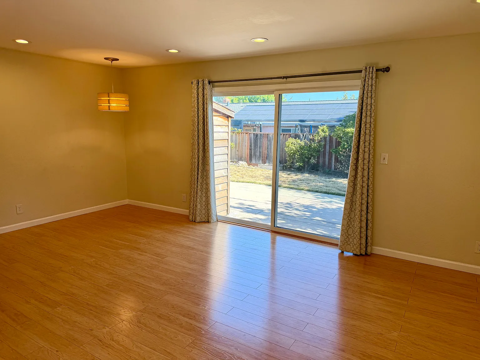 4 bed, 2.5 bath, 1616 sqft, $4,800 — Photo 4