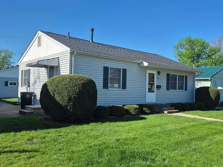 924 Clinton Ave — Photo 2