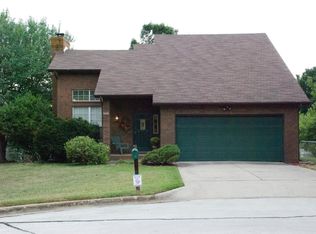 2115 S Oak Park Dr, Springfield, MO 65807