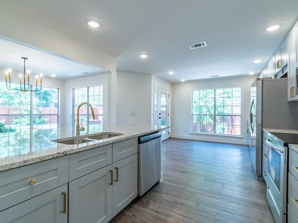 3105 NW 3rd St, Bentonville, AR 72712