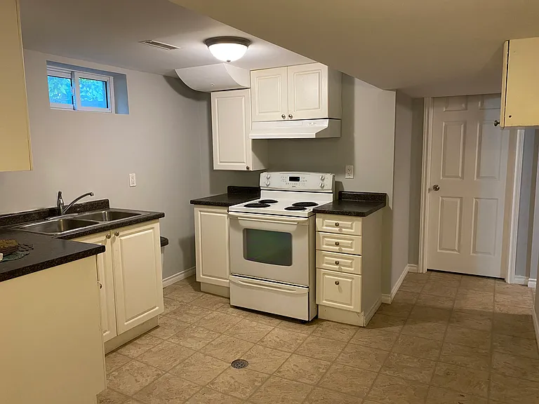 16 Victor Blvd #UPPER — Photo 2