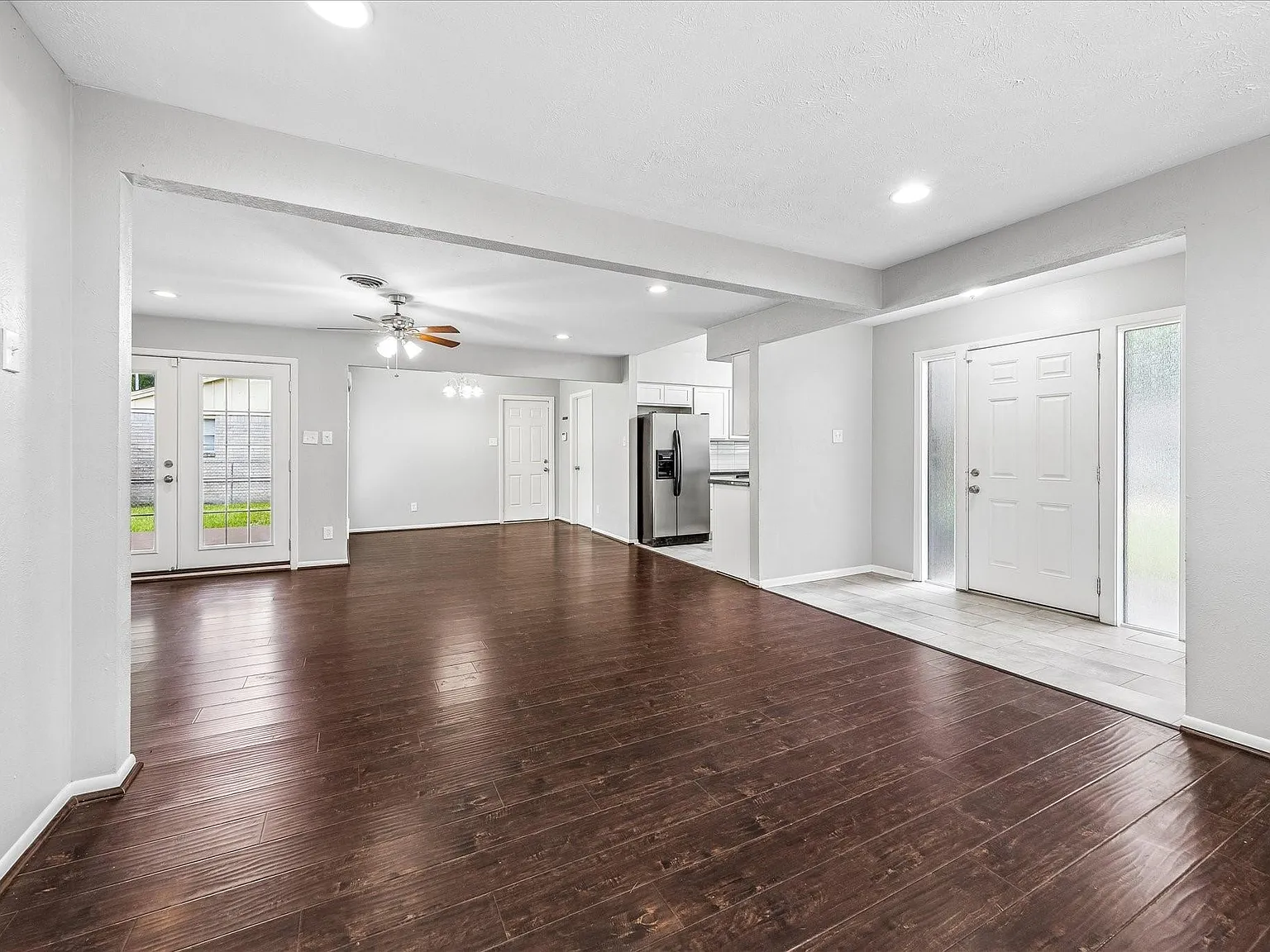 3 bed, 2.0 bath, 1404 sqft, $2,200 — Photo 2