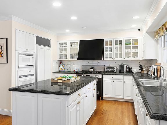 5th image of 324 Parsonage Ln