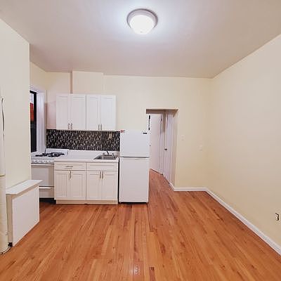 5th image of 2420 Creston Ave #1G