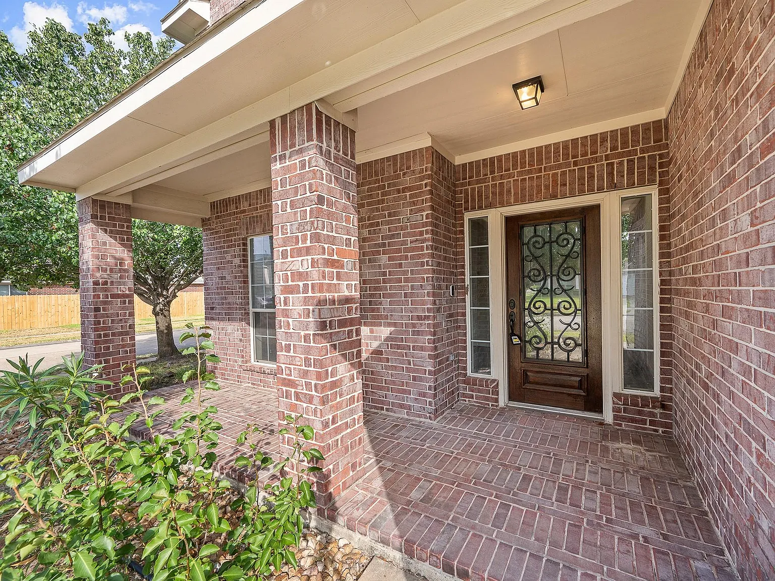 4 bed, 2.5 bath, 2229 sqft, $2,350 — Photo 3