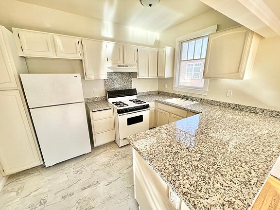 3rd image of 950 Bay St #7