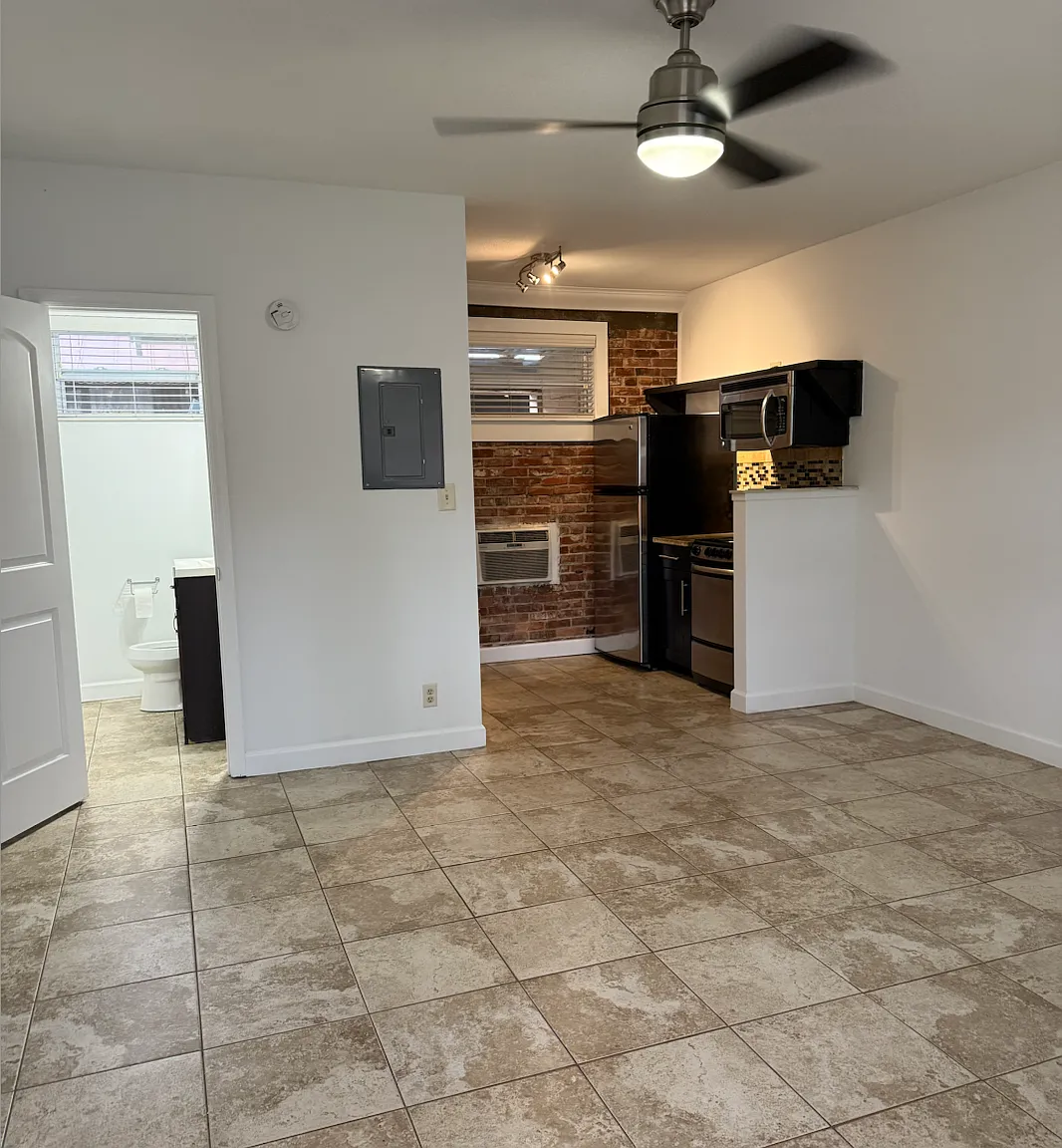 Studio, 500 sqft, $895 — Photo 2